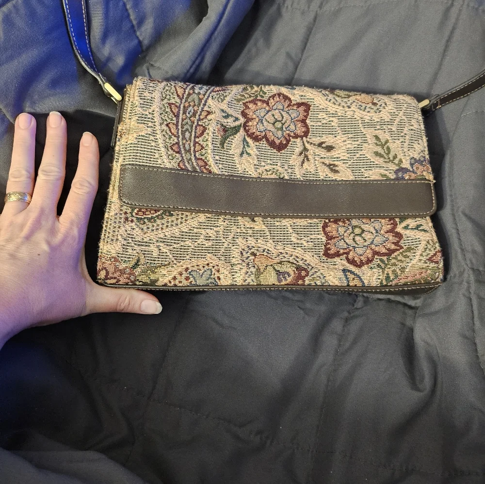 Vintage Floral Tapestry Purse‎ by Carryland